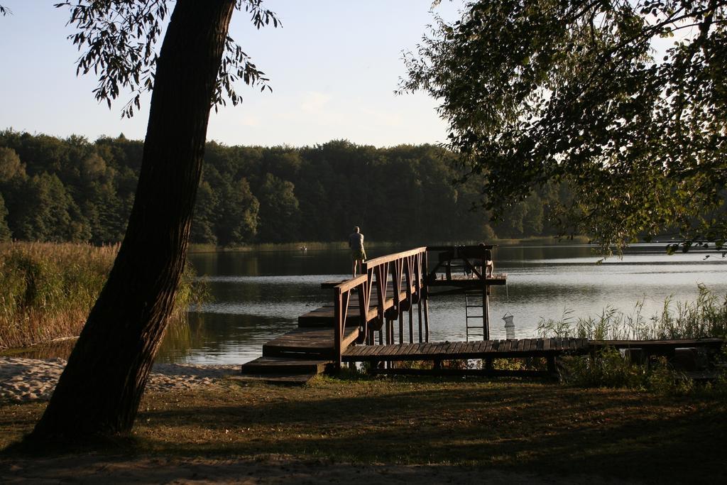 Stajnia Sarnowek Nad Jeziorem Rozany Rozajny Wielkie 外观 照片